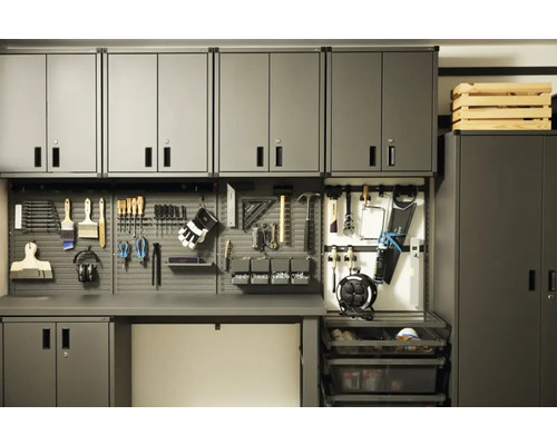 Verkstad med grå skåp, verktygstavla och verktyg för förvaring