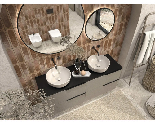 Badrum med två handfat, speglar, toalett och bidé