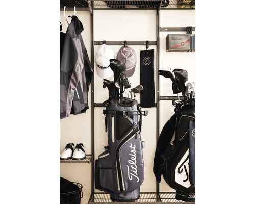 Förvaringssystem för golftillbehör med golfbagar, golfklubbor, jacka, kepsar och skor