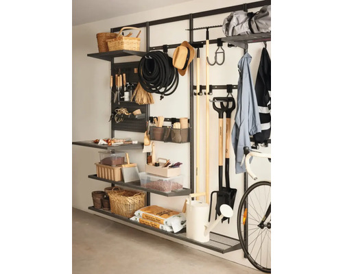 Organiserad garagevägg med hyllor, trädgårdsredskap, verktyg och förvaringskorgar