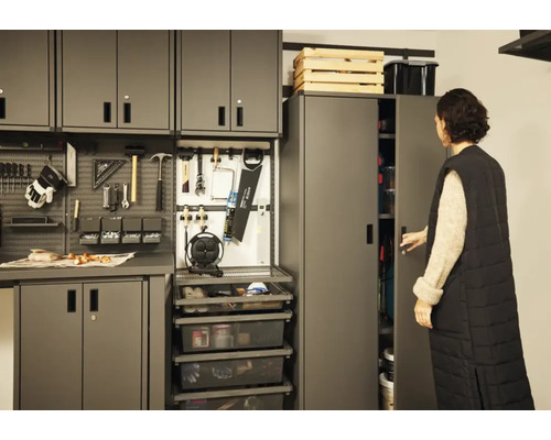 Verkstad med hyllsystem och verktyg