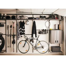 Organiserat garage med hyllsystem, sportutrustning och cykel