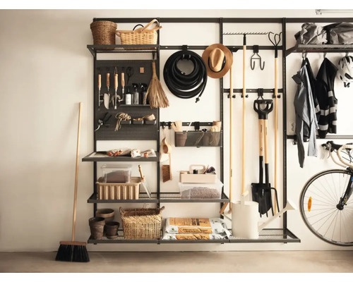 Organiserat garage med hyllsystem, trädgårdsredskap och verktyg