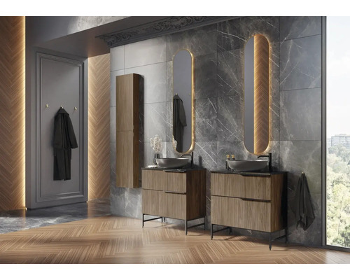 Badrum med två tvättställ, speglar och ett högskåp mot en marmorvägg