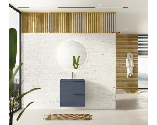 Modernt badrum med tvättställ, spegel och träelement