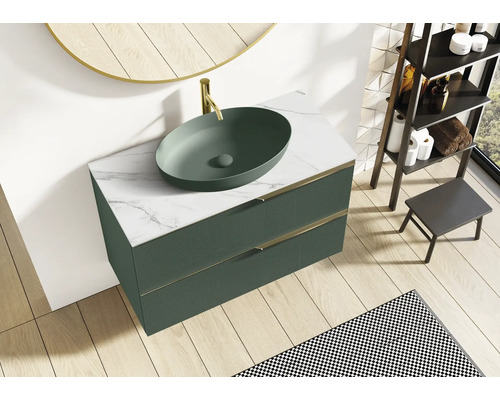 Badrum med tvättställsskåp, tvättställ, armatur, spegel och hylla