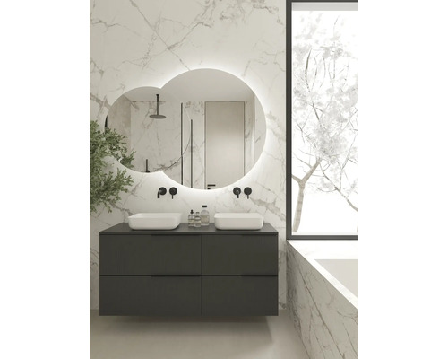 Ljust badrum med dubbla handfat, underskåp och belyst spegel