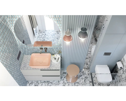 Ljust badrum med handfat, spegel, toalett och belysning.