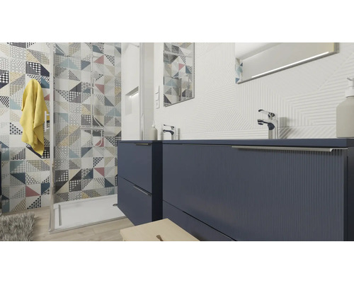 Badrum med dusch och tvättställ med underskåp