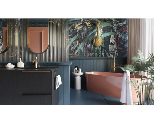 Elegant badrum med tvättställ, speglar, badkar och dekorativ väggdesign.