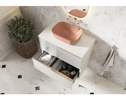 Modernt badrum med tvättställ, underskåp med lådor och dekorativa element.