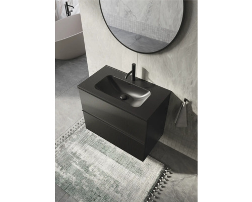 Modernt badrum med svart tvättställsskåp, tvättställsskål och spegel