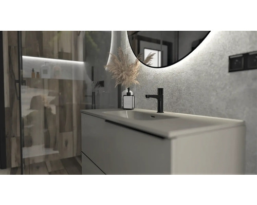 Modernt badrum med tvättställ, armatur och spegel med belysning