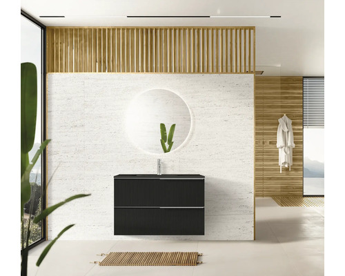 Modernt badrum med tvättställsskåp, spegel och träelement