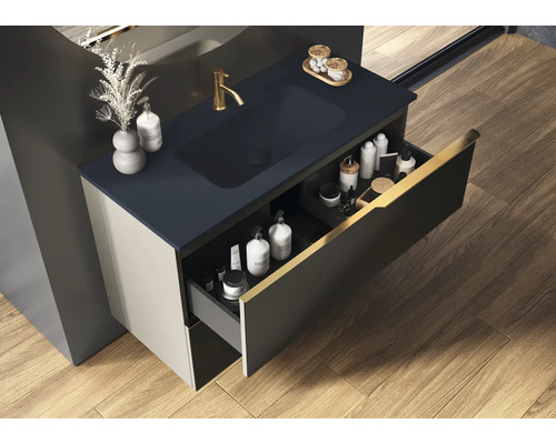 Badrumsskåp med öppen låda för förvaring av badrumsartiklar.