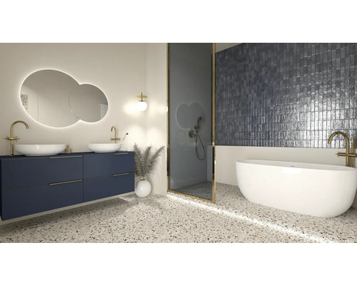 Modernt badrum med dubbla handfat, dusch och fristående badkar