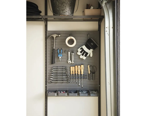 Verktygstavla med hammare, tång, skiftnycklar, skruvmejslar, handskar och smådelslådor på en perforerad platta