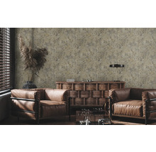 Vardagsrum med blommönstrad tapet, läderfåtöljer och träbyrå