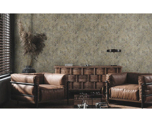 Vardagsrum med blommönstrad tapet, läderfåtöljer och träbyrå