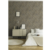 Sovrum med mönstrad tapet, byrå och säng