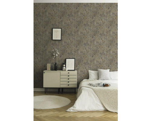 Sovrum med mönstrad tapet, byrå och säng