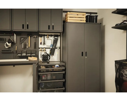 Verkstadsorganisation med skåp, verktygsvägg och arbetsbänk