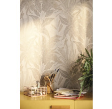 Scen med mönstrad tapet, skrivbord, växter och konstnärsmaterial