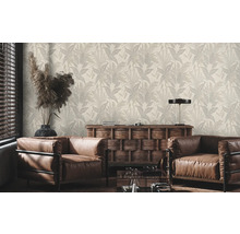 Vardagsrum med tapet med växtmönster, fåtöljer och träskänk