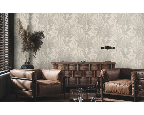 Vardagsrum med tapet med växtmönster, fåtöljer och träskänk