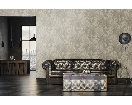 Vardagsrum med mönstrad tapet, lädersoffa och golvlampa