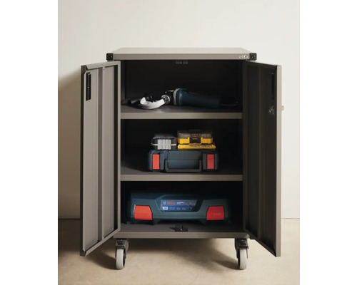 Verkstadsskåp med verktyg och tillbehör på hyllor