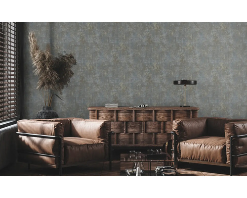 Vardagsrum med två läderfåtöljer, träbord och mönstrad tapet