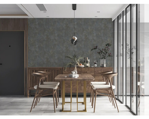 Matsal med matbord, stolar och skänk i trä