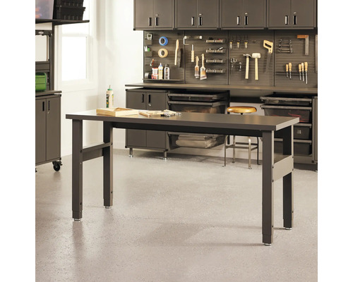 Arbetsbänk med förvaringssystem på väggen i ett garage