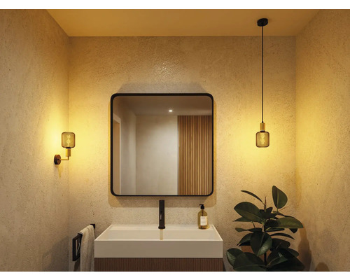 Badrum med handfat, spegel, vägglampa och hängande lampa