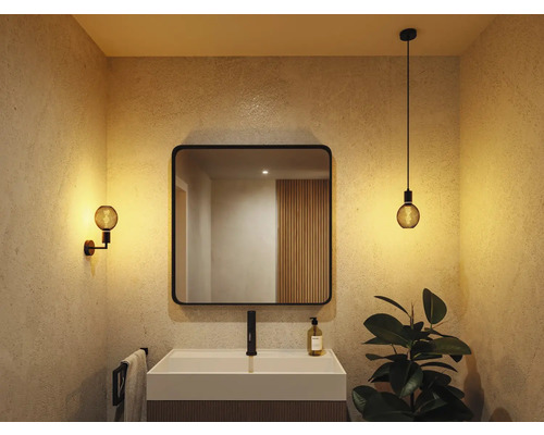 Badrum med handfat, spegel, vägglampa och hänglampa