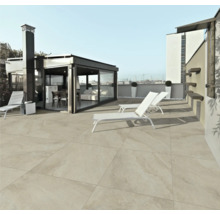 Terrass med plattor, solstolar och paviljong