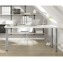 Ett ljust arbetsrum med skrivbord, stol, hyllor och kontorsmaterial.