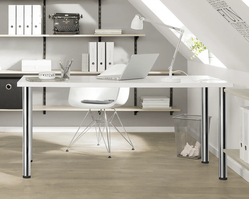 Ett ljust arbetsrum med skrivbord, stol, hyllor och kontorsmaterial.