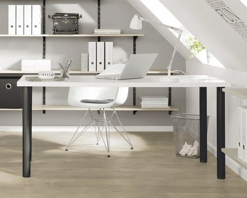 Arbetsrum med skrivbord, stol, hyllor och kontorsmaterial