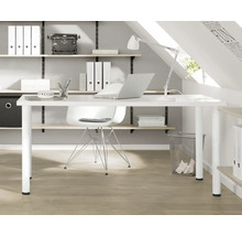 Ljust arbetsrum med skrivbord, hylla och kontorsmaterial.