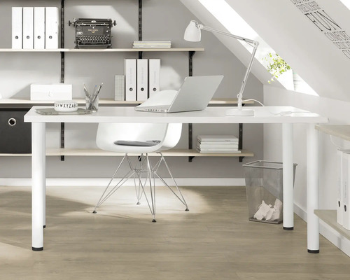 Arbetsrum med vitt skrivbord, hylla och kontorsmaterial