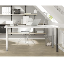 Ljust arbetsrum med skrivbord, skrivbordslampa och hyllor