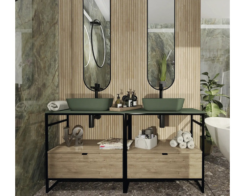 Badrum med dubbelt tvättställsskåp, tvättställsskålar, speglar och förvaringsutrymmen