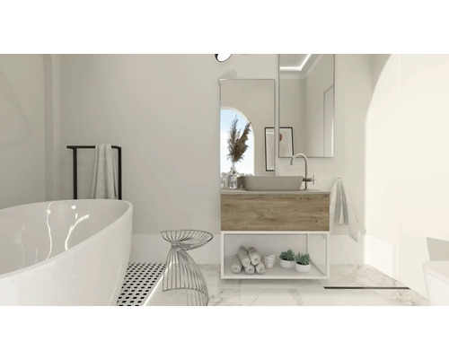 Ljust badrum med fristående badkar, tvättställ med spegel och dekorativa element för en vänlig atmosfär.