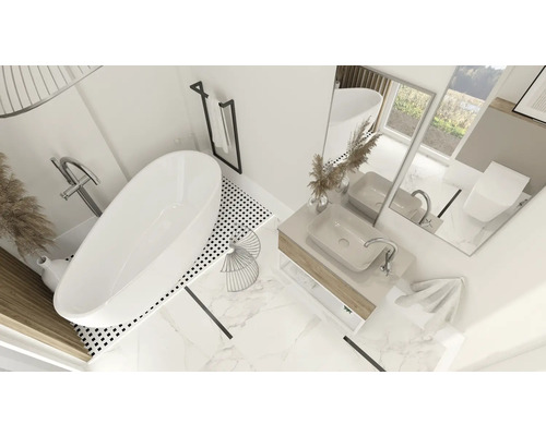 Ljust badrum med fristående badkar, handfat och spegel