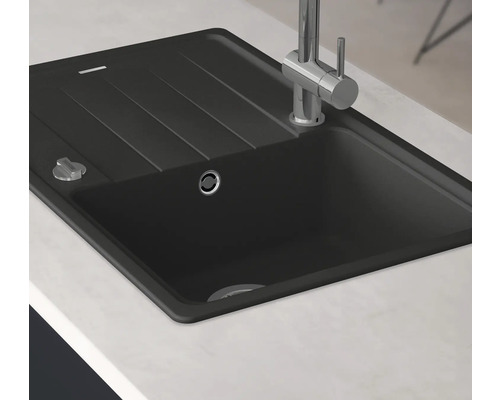 Svart diskho i granit med avrinningsyta och blandare