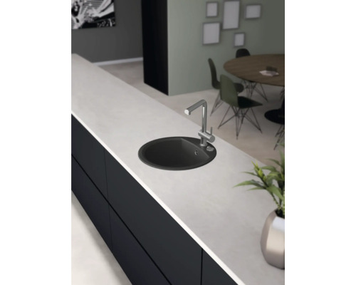 Diskho med blandare på en köksbänk i ett ljust och modernt kök.