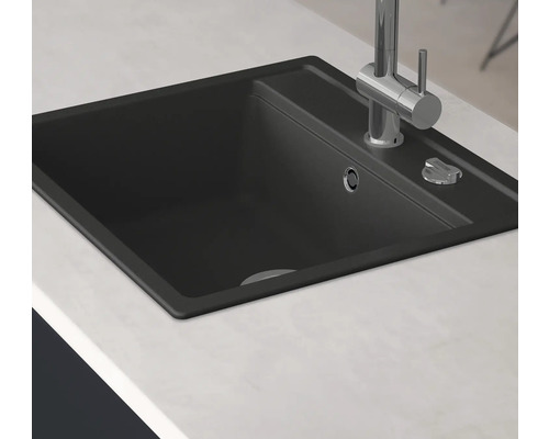 Svart diskho med kran på en bänkskiva