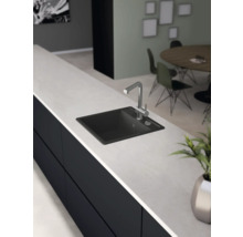 Diskho med vattenkran på en köksbänk.